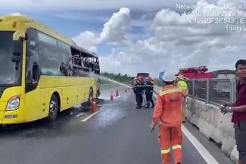 Xe khách bốc cháy trên đường cao tốc Trung Lương-Mỹ Thuận