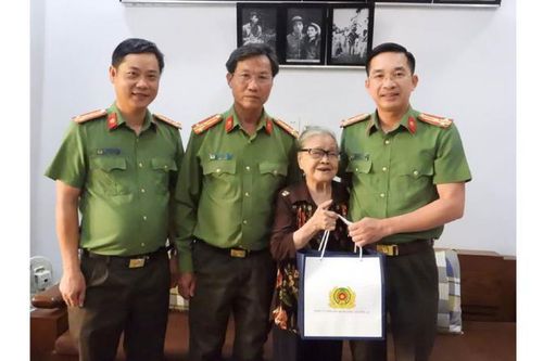Lãnh đạo Công an TP Đà Nẵng thăm hỏi, tri ân nhân kỷ niệm ngày truyền thống An ninh nhân dân