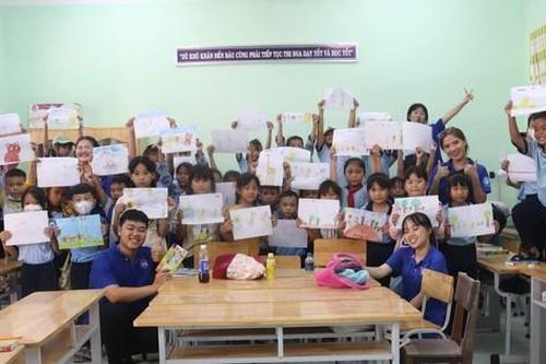 Chiến sĩ 'Mùa Hè Xanh' TP. HCM lan tỏa niềm vui đến trẻ em trên đảo Phú Quý