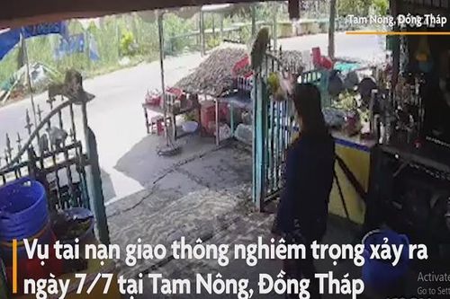 Xe tải phanh gấp, lật ngang rồi lao vào hai xe máy