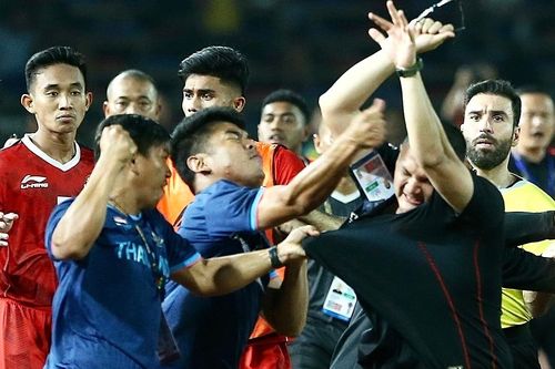 AFC phạt bóng đá Thái Lan và Indonesia