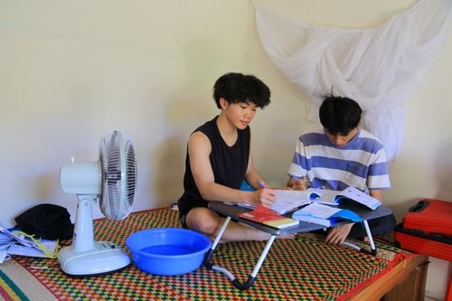 'Ác mộng' nắng nóng như thiêu với sinh viên Huế trong xóm trọ