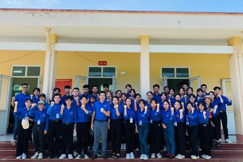 Áo xanh tình nguyện làm dịu mát mùa hè