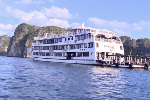 Hàng loạt tàu du lịch tổ chức sự kiện 'chui' trên vịnh Hạ Long