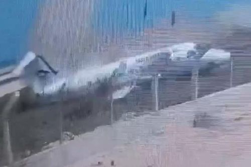 Video khoảnh khắc máy bay chở hơn 30 người gặp tai nạn kinh hoàng
