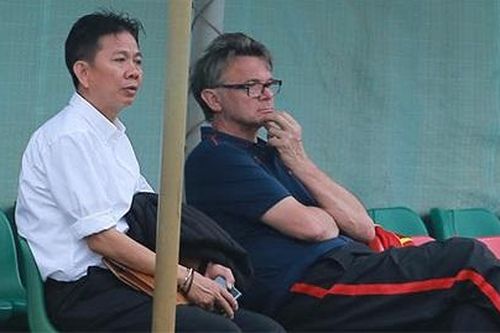 Ông Troussier giới thiệu cầu thủ trẻ cho HLV Hoàng Anh Tuấn