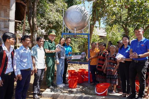 Bàn giao công trình dân sinh, tặng quà, khám chữa bệnh cho nhân dân khu vực biên giới