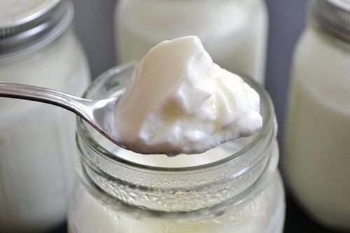 2 trẻ ngộ độc do ăn sữa chua tự làm