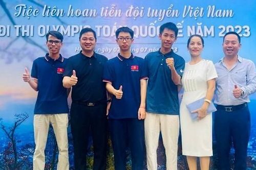 2 anh em ruột cùng giành huy chương Vàng Olympic Toán quốc tế