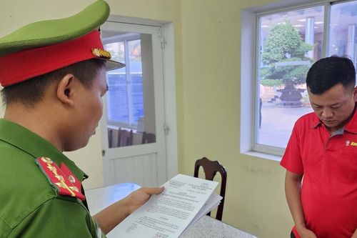 Giả chữ kí khách hàng để bỏ túi tiền tỷ của công ty