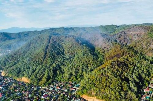 Cận cảnh hàng ngàn lượt người vật lộn với đám cháy rừng thông suốt 16 giờ