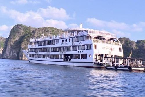 Phát hiện tàu du lịch 5 sao cho khách 'tắm chui' trên vịnh Hạ Long