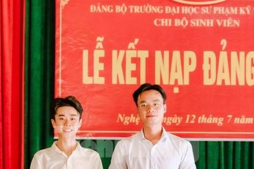 Hai chiến sĩ tình nguyện Mùa hè xanh được kết nạp Đảng