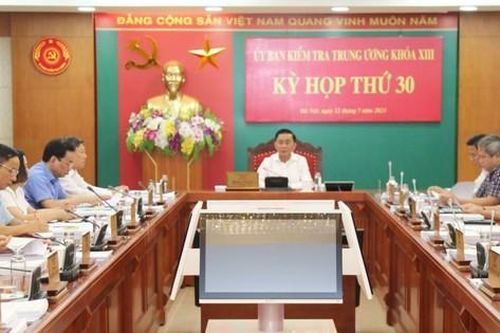 Ủy ban Kiểm tra Trung ương đề nghị kỷ luật nhiều cán bộ