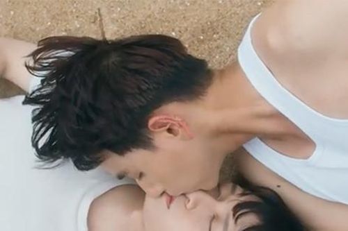 Đỗ Hoàng Dương chạm môi nam chính trong MV mới
