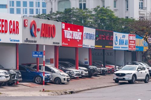 Thị trường ô tô cũ èo uột, giá giảm 'sập sàn' vẫn kén người mua