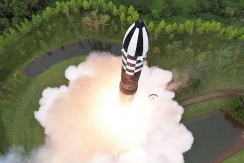 Triều Tiên xác nhận thử tên lửa ICBM mới, gửi cảnh báo tới Mỹ