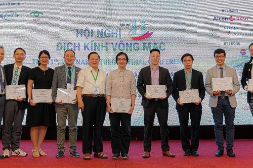 Quỹ Mắt Sáng 2023 ủng hộ 250 triệu đồng cho bệnh nhân đáy mắt