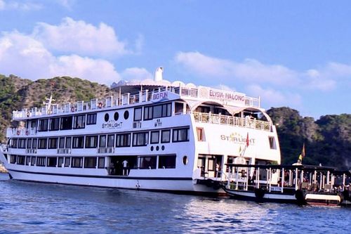 Ba tàu du lịch 5 sao cho khách tắm chui trên vịnh Hạ Long