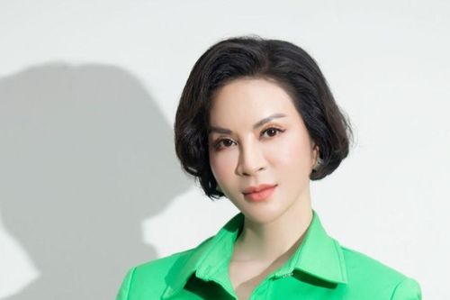 MC Thanh Mai U50 vẫn tự tin mặc đa sắc màu