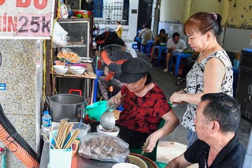 Quán phở Hà Nội bán giá siêu rẻ, khách gọi 15.000 đồng vẫn vui vẻ phục vụ