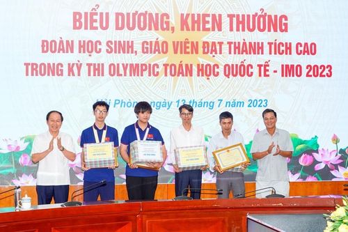 Thưởng 900 triệu đồng cho 2 học sinh đạt huy chương quốc tế