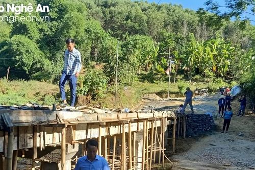 3 mẹ con ở Thanh Chương góp tiền, tự thiết kế, xây dựng cầu bê tông qua suối
