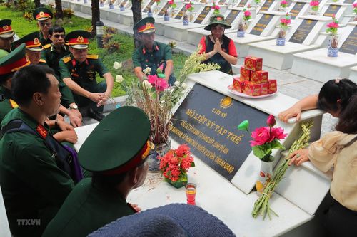 Tháng Bảy tại Nghĩa trang Liệt sỹ Quốc gia Vị Xuyên ở Hà Giang