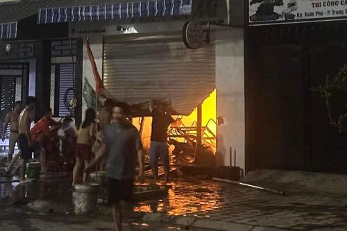 Xe điện bốc cháy khi đang sạc điện trong đêm, hai bà cháu thiệt mạng
