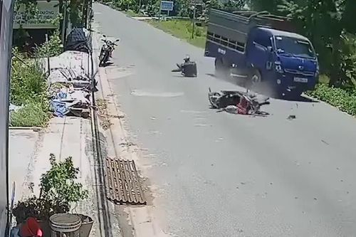 Nam Định: Xe máy dừng giữa đường bị xe tải húc văng từ phía sau