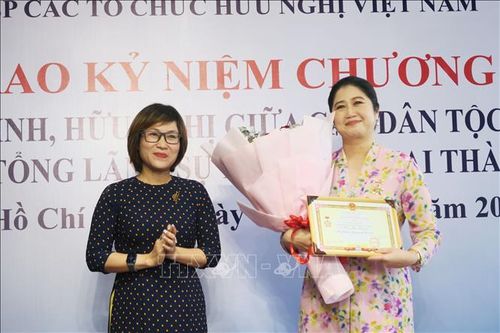 Trao Kỷ niệm chương tặng Tổng lãnh sự Malaysia tại TP Hồ Chí Minh