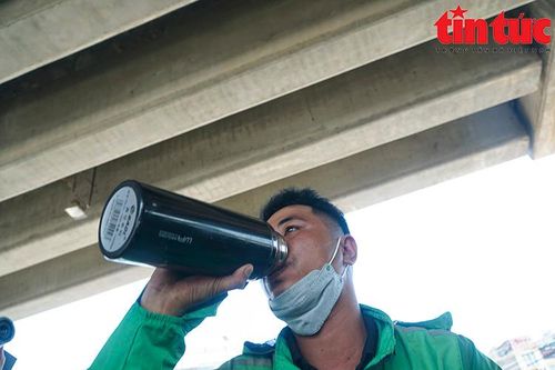 Nhân viên giao hàng, tài xế công nghệ chật vật mưu sinh dưới nắng nóng đỉnh điểm