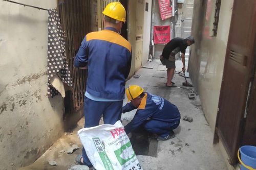 Công nhân môi trường đội nắng 'đổ lửa' để Thủ đô sạch đẹp