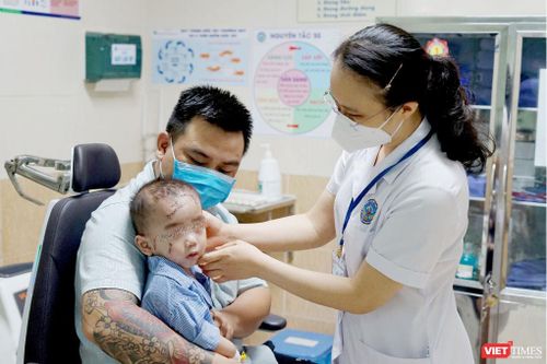 Leo trèo nghịch bình thủy tinh bị ngã, bé trai bị mảnh vỡ cứa khắp mặt