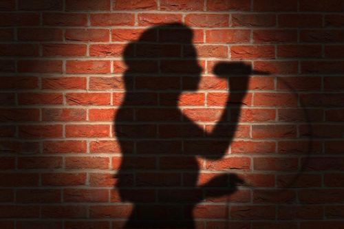 Nữ ca sĩ nổi tiếng có chồng là bầu show bị khán giả tẩy chay, phải hủy đêm diễn