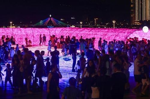 Người dân chen chân 'check-in' công viên ánh sáng lần đầu xuất hiện ở Đà Nẵng