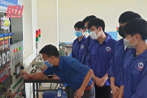 Phê duyệt kinh phí thực hiện Tiểu dự án 1 'Phát triển giáo dục nghề nghiệp vùng nghèo, vùng khó khăn'