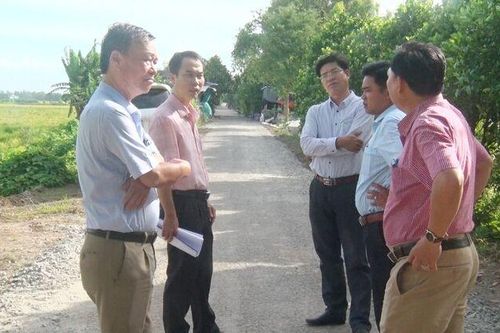 Phó Chủ tịch UBND huyện Tri Tôn kiểm tra các công trình giảm nghèo