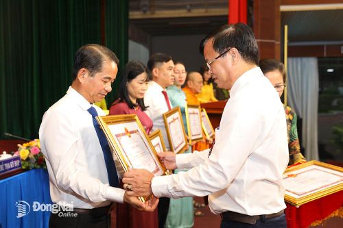 Khen thưởng nhiều cá nhân, tập thể đạt thành tích xuất sắc trong hoạt động của HĐND tỉnh