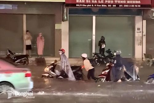 Quốc lộ 1 ngập sâu sau cơn mưa kéo dài tối 13-7