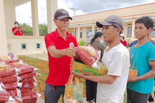 Tặng 1.000 suất quà cho người nghèo huyện Mang Yang