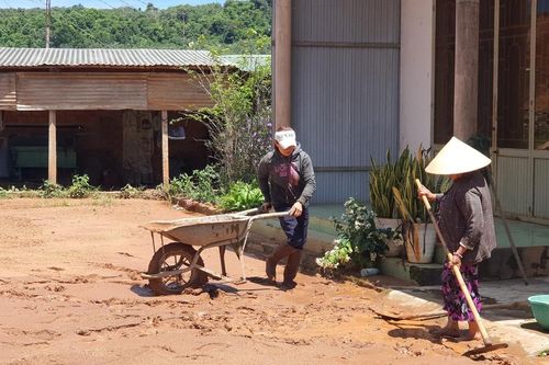 Bình Giáo: Dân khổ vì bùn đất từ công trình nâng cấp quốc lộ 19 tràn vào nhà