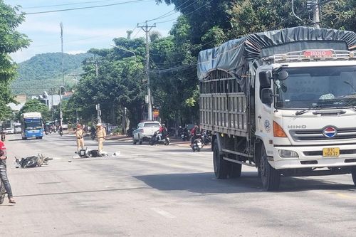 An Khê: Va chạm giữa 2 xe máy và xe ô tô tải trên đường Quang Trung