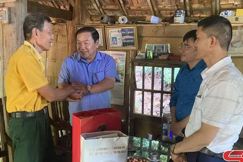 Đồng chí Phó Chủ tịch HĐND tỉnh thăm, tặng quà các gia đình chính sách
