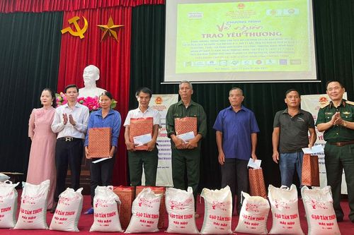 Tặng quà người có công tại huyện Đại Từ