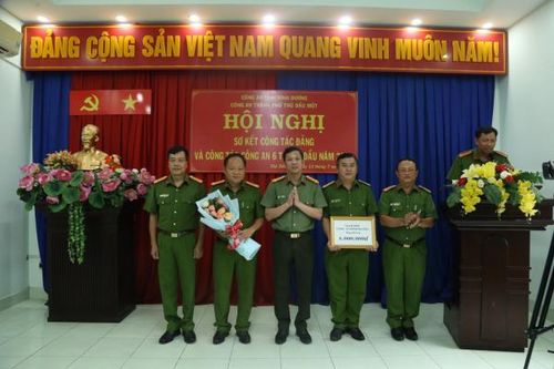 Khen thưởng đơn vị bắt đối tượng tạt xăng đốt người yêu