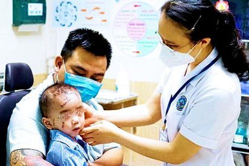 Nghỉ hè: Bé trai 2 tuổi nhập viện vì tai nạn bình thủy tinh vỡ cứa