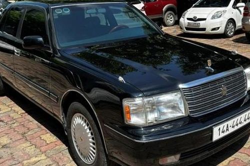 Có gì lạ mà chiếc xe Toyota Crown cũ kĩ, tuổi đời tận 25 năm vẫn được đại gia lùng mua với giá tiền tỷ?