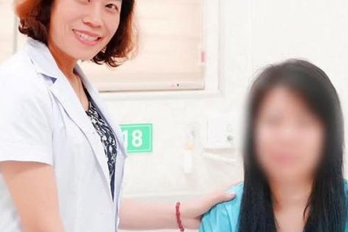 Người phụ nữ có đại tràng bọc lấy tử cung và buồng trứng thành một khối khó tách rời