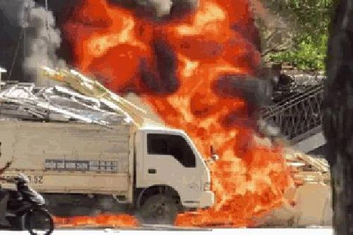 Nhiều ô tô, xe máy bị 'hóa vàng' do cháy bãi phế liệu ở Hà Nội